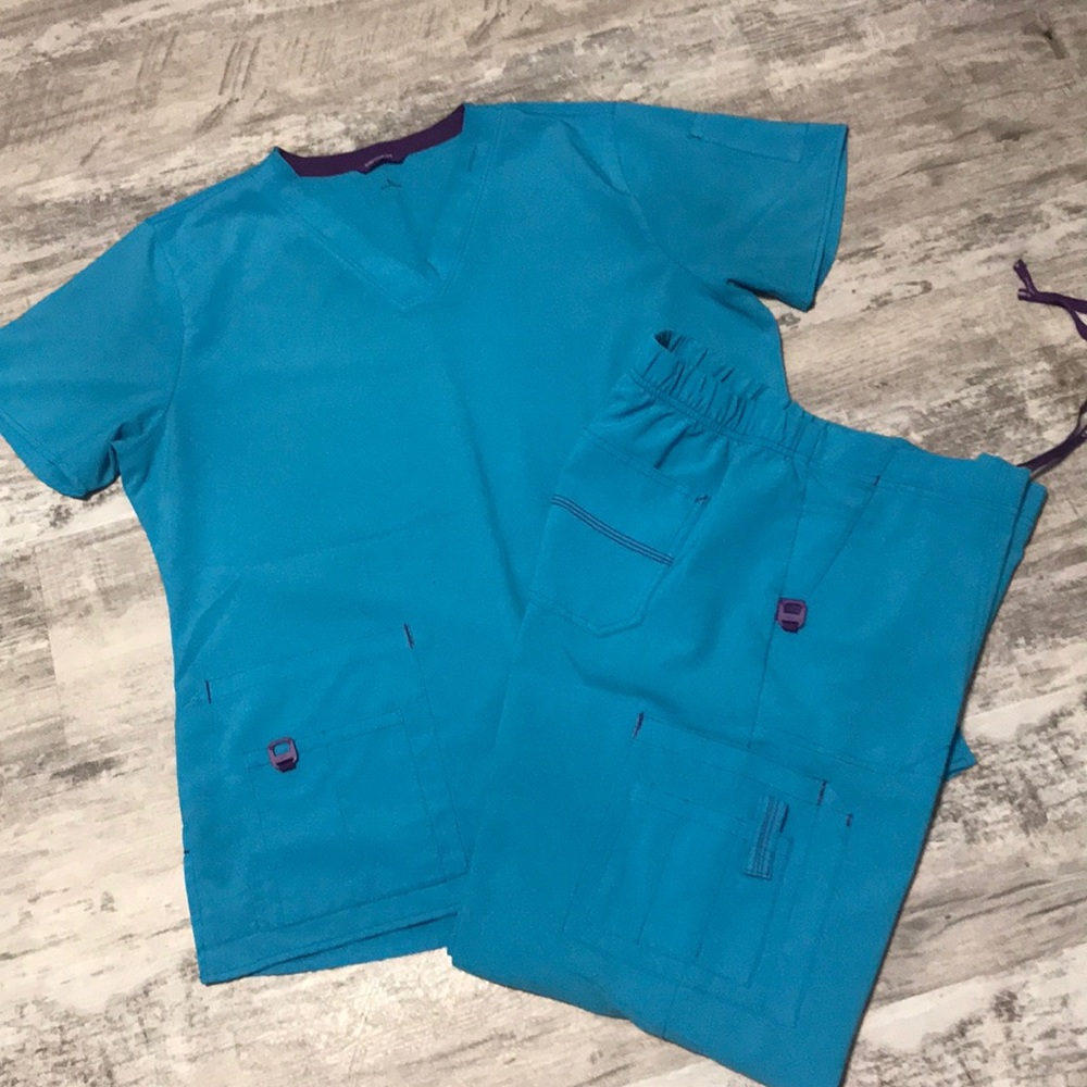 Women’s Carhartt scrub set